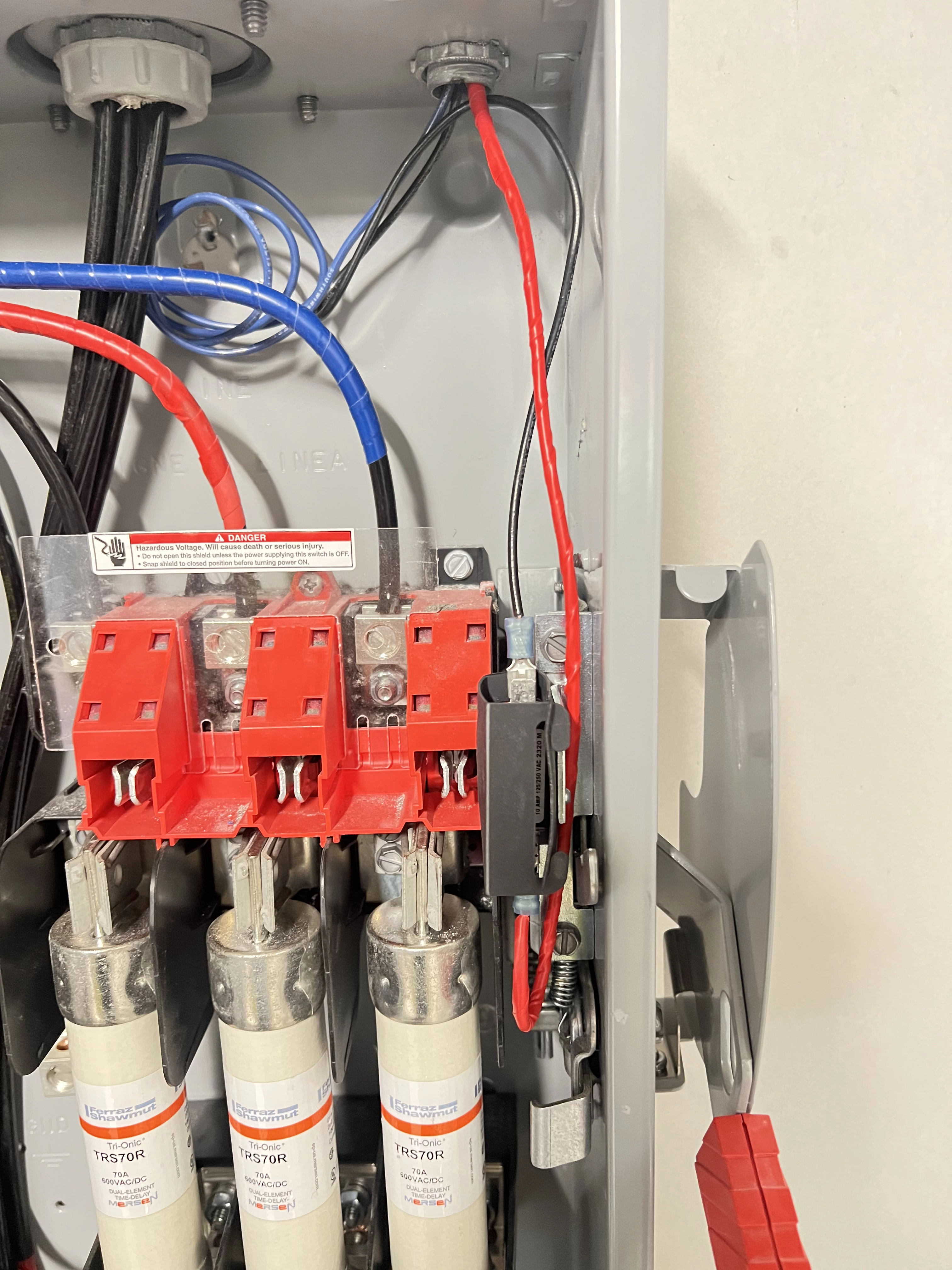 Fusebox with red and blue wires